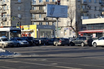 Пробки в центре Волгограда из-за аварий на скользких дорогах