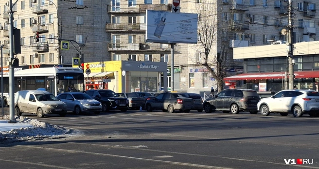 Из-за столкновения двух машин пробка запечатала намертво сразу несколько улиц | Источник: Тимофей Крылов / V1.RU