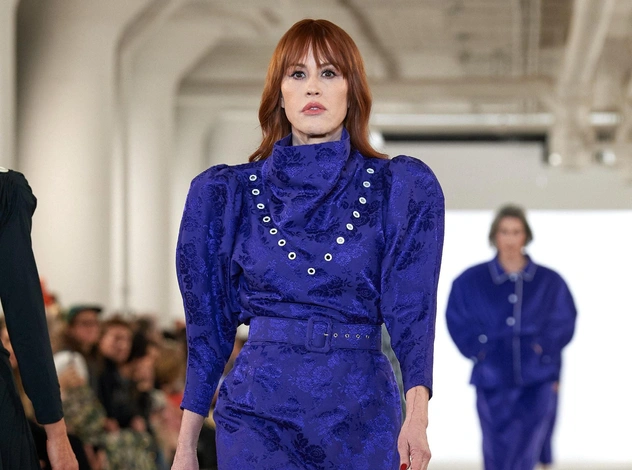 Что происходит в жизни актрисы Молли Рингуолд? Сериал «Вражда» и показ Batsheva в 55!