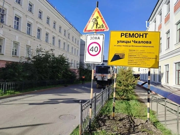 Специалисты подрядной организации установили временные дорожные знаки