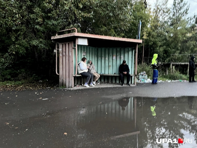 Некоторые транзитные автобусы предпочитают не заезжать в Ачинск без крайней необходимости и сбрасывают народ на Старом замке | Источник: Андрей Бирюков / UFA1.RU