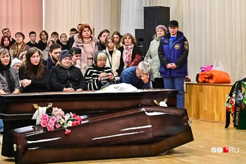 Муж Олеси Петровны Александр прикрывал лицо руками | Источник: Василина Любимова / 59.RU