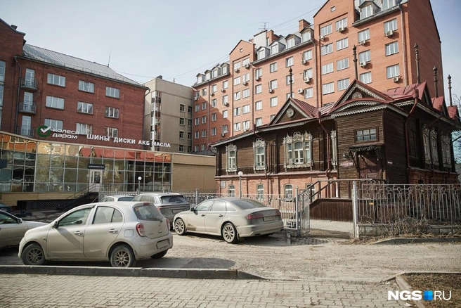 Магазин работает в историческом здании на Красноярской, 3 | Источник: Александр Ощепков / NGS.RU 