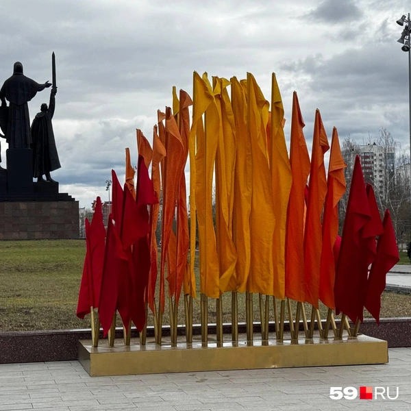 На эспланаде появились пламенные флаги | Источник: Алексей Кожевников / 59.RU