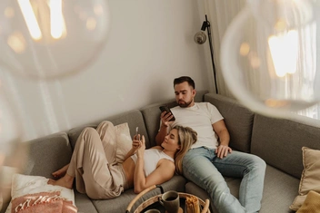 «Муж недоволен тем, что на работу я наряжаюсь, а дома не хожу на каблуках, упрекает, что „недостоин такой цацы“»