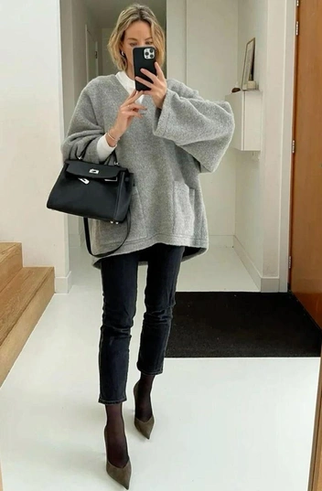 Здесь тоже будто бы не прилагалось особых усилий: джинсы, базовая белая футболка, свободный джемпер | Источник: ru.pinterest.com