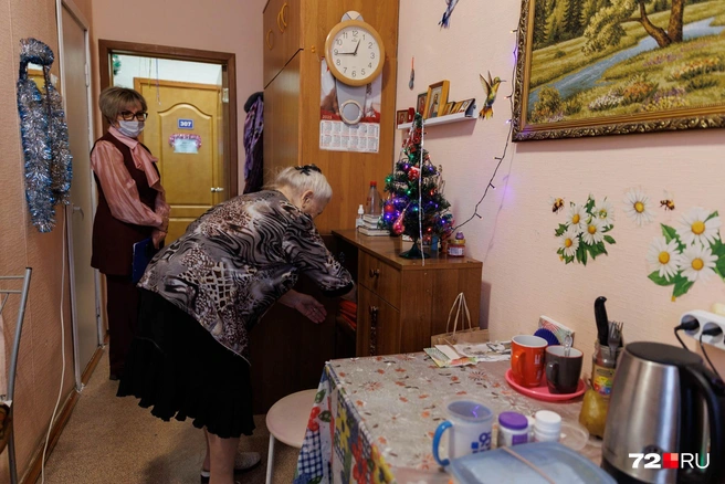 Комната Галины Васильевны. Она украсила ее к Новому году. Многие вещи, которые находятся в ее комнате, она привезла из своей квартиры | Источник: Ирина Шарова / 72.RU