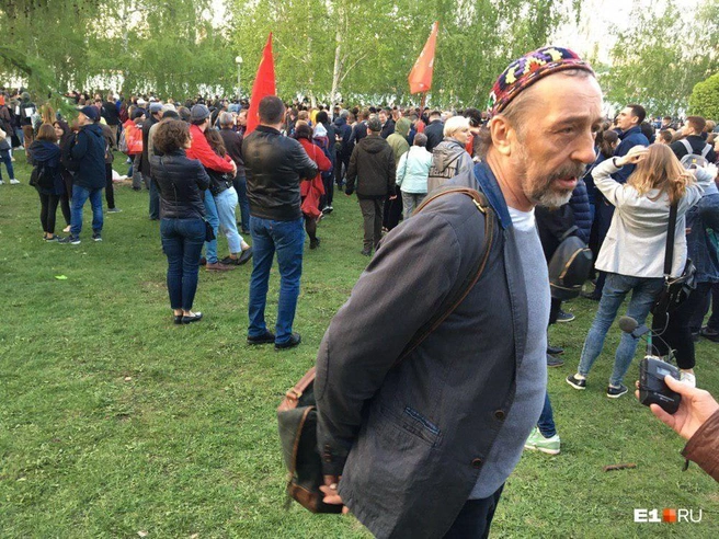 Николай Коляда на акции протеста в 2019 году, связанной со сквером у Театра Драмы в Екатеринбурге. | Источник: Максим Бутусов / E1.RU