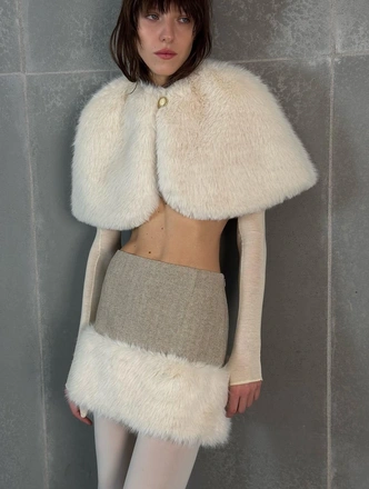 Этой зимой мы носим укороченные кейпы со всем: на платьях, пальто и даже на голое тело Этой зимой мы носим укороченные кейпы со всем: на платьях, пальто и даже на голое тело