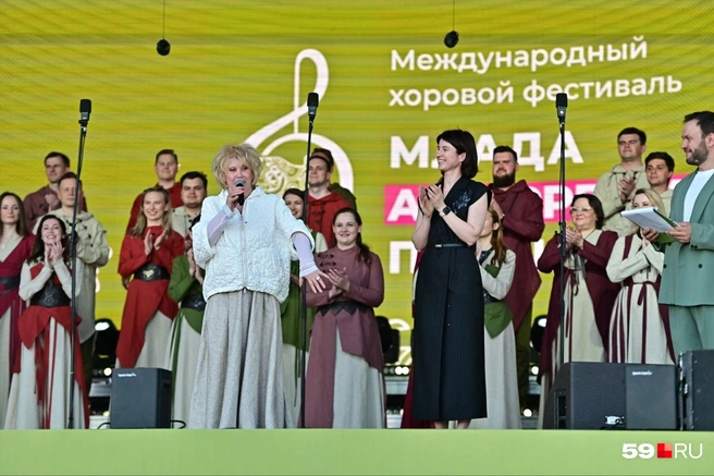 Основатель и руководитель хора «Млада» Ольга Выгузова выступила с речью | Источник: Василина Любимова / 59.RU