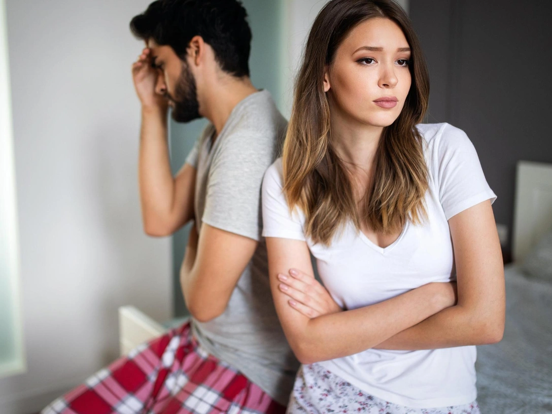 В шаге от разрыва: проблема, из-за которой страдают 4 из 5 пар — а вы в их числе? | marieclaire.ru