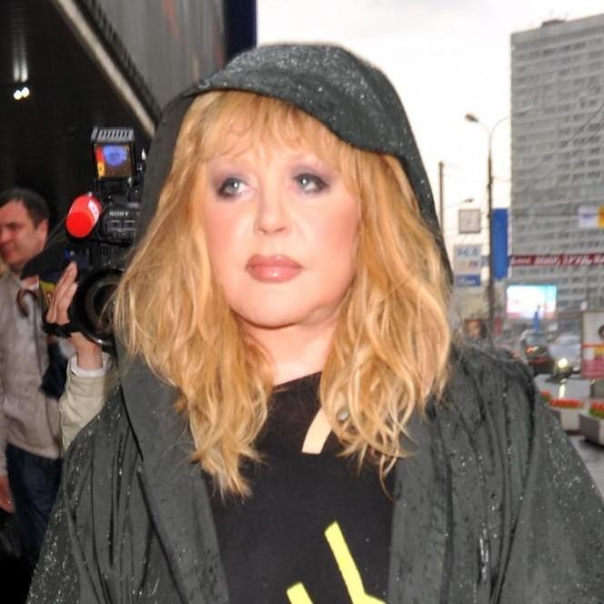 Худенькая, в брендах и с тростью: Алла Пугачева еле ходит, но фанатам в фото не отказывает