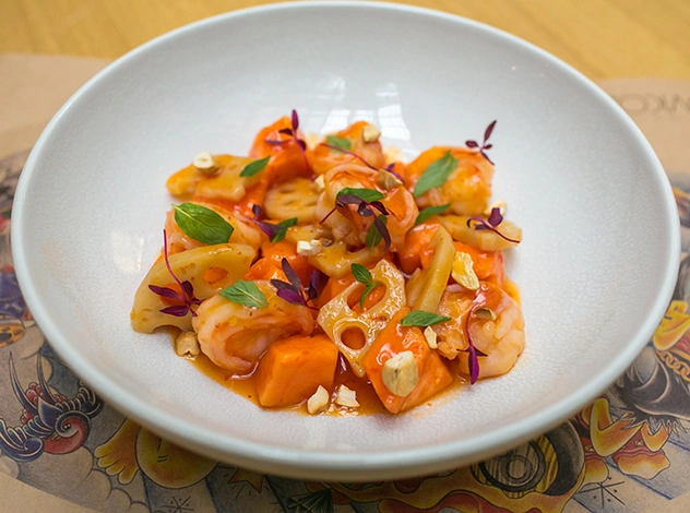 Что едят шеф-повара: салат с папайей, креветками и маринованным корнем лотоса