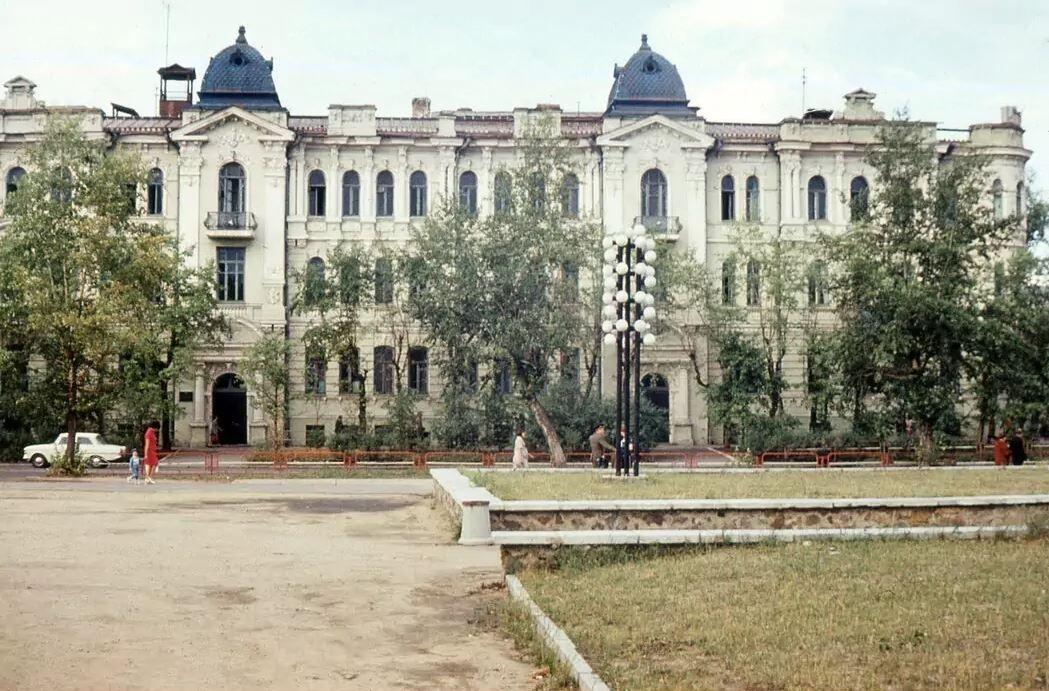 Шумовский дворец в бежевой окраске. Лето 1977 года | Источник: Автор фото неизвестен / группа «Чита&nbsp;— фото из прошлого» во «ВКонтакте»