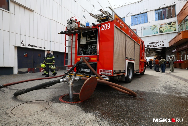 На месте работают пожарные расчеты | Источник: Артем Устюжанин / MSK1.RU