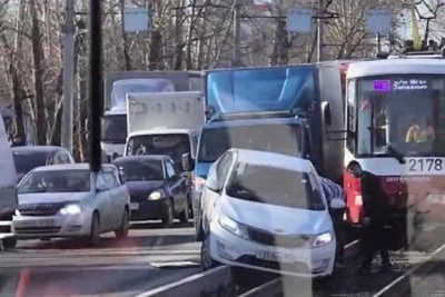 На левом берегу Новосибирска трамваи встали из-за машины