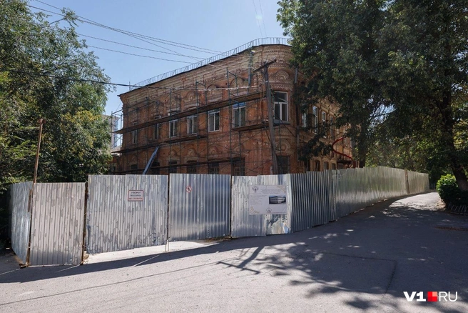 Такой забор окружает всю территорию реставрации. Через него до сих пор иногда прилетает мусор | Источник: Алексей Волхонский / V1.RU