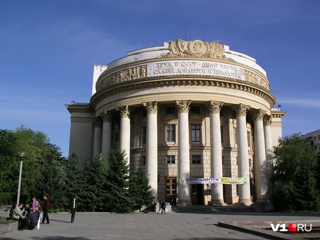 Дворец культуры профсоюзов — одно из обязательных к показу туристам зданий Волгограда | Источник: Константин Завриков / V1.RU