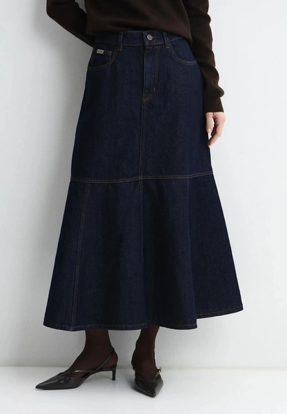 Правильные джинсы и кокетливое мини: 5 главных трендов денима 2026