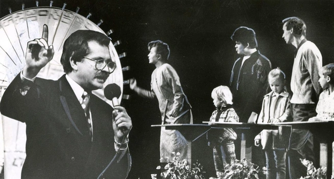 1993 год. Телеведущий Владислав Листьев во время гастролей «Поля чудес» в Челябинском академическом театре драмы  | Источник:  С. Васильев, фонды ОГАЧО