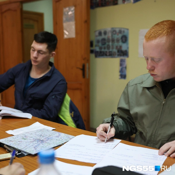 Прежде чем отправиться в полет, его план изучается на земле | Источник: Евгений Софийчук / NGS55.RU