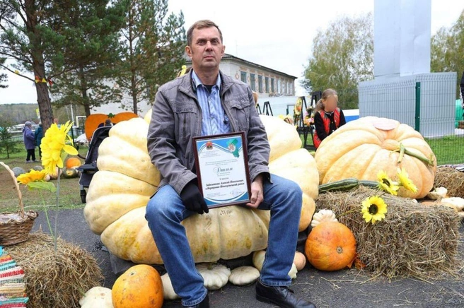 Алексей улучшил собственное достижение: в прошлом году он стал чемпионом с тыквой весом 384,28 кг | Источник: www.city-n.ru