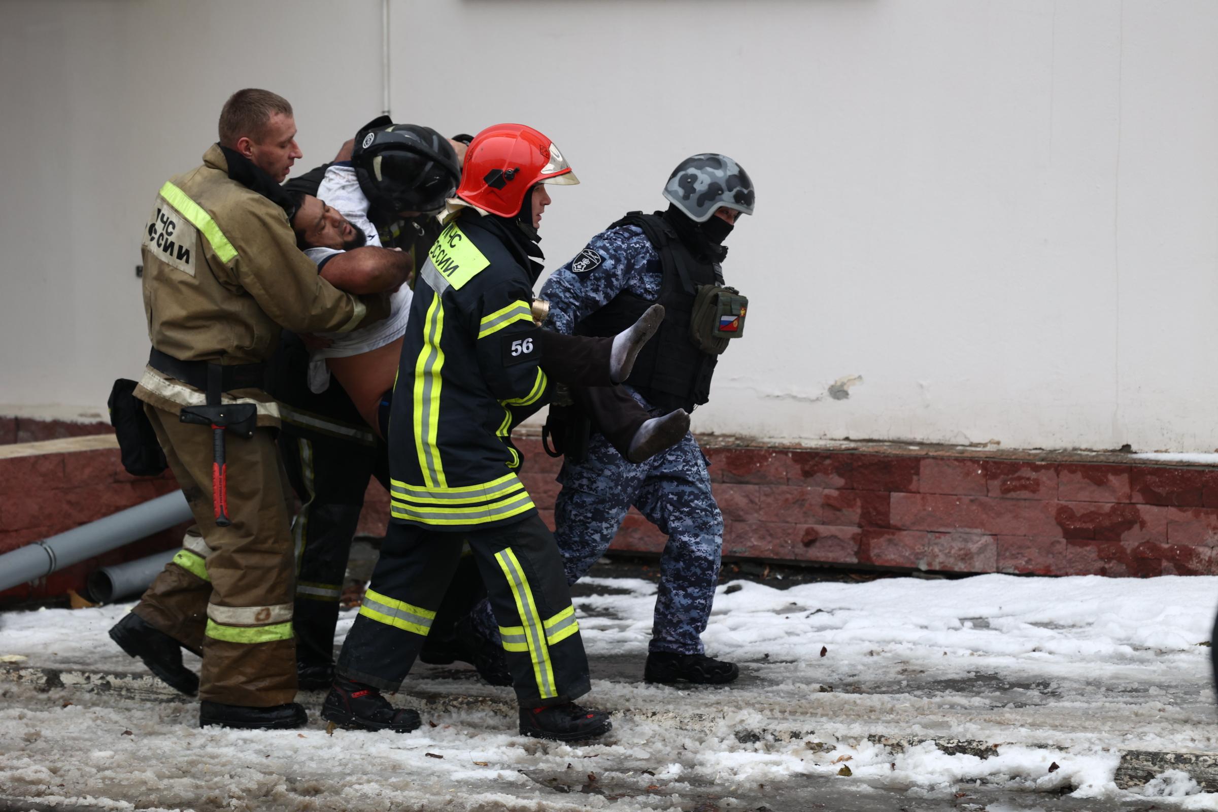 На крышу подняли носилки. Что известно о пострадавших при пожаре в больнице в центре Екатеринбурга