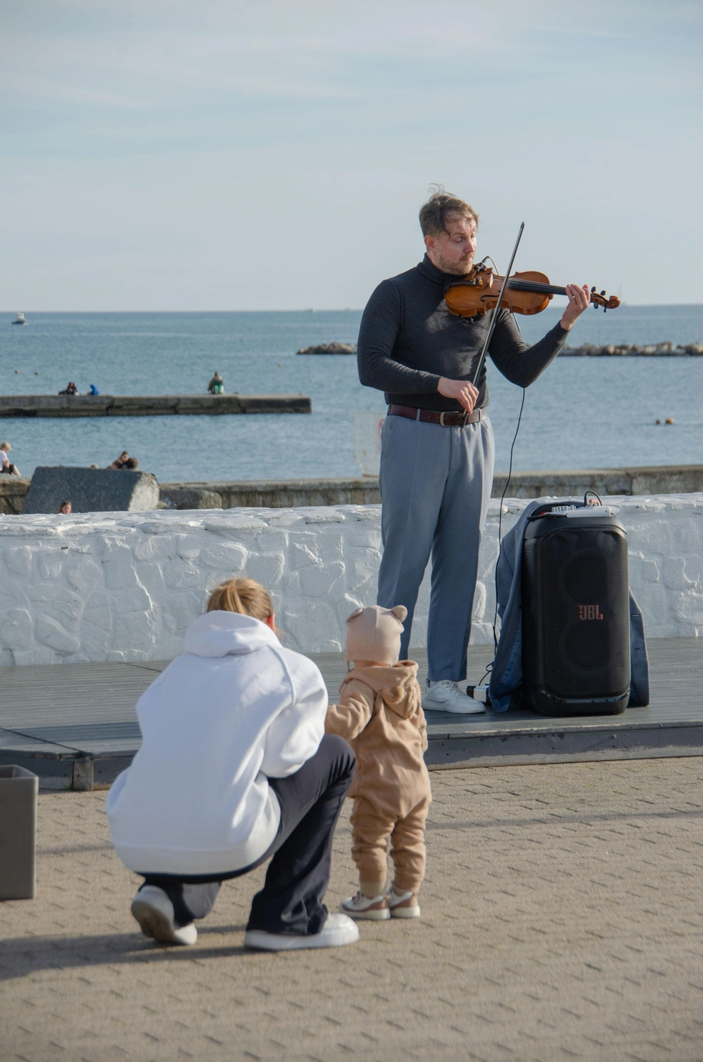 Самый искренний зритель. Пока взрослые слушают, он не может устоять на месте под мелодии скрипки. | Источник: Оксана Витязь / SOCHI1.RU