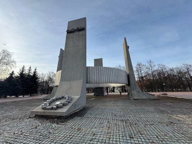 Осенью 2024 года в Парке Победы начали масштабное обновление основания монумента у Вечного огня. Плитку из Карелии заменили на новую