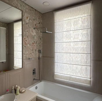 Римские шторы подойдут даже для ванной | Источник: салон «Мадам Шторкина»