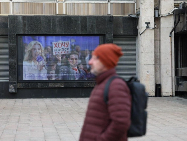 Изображение журналиста появилось на рекламных экранах Москвы. | Источник: Артем Устюжанин / MSK1.RU
