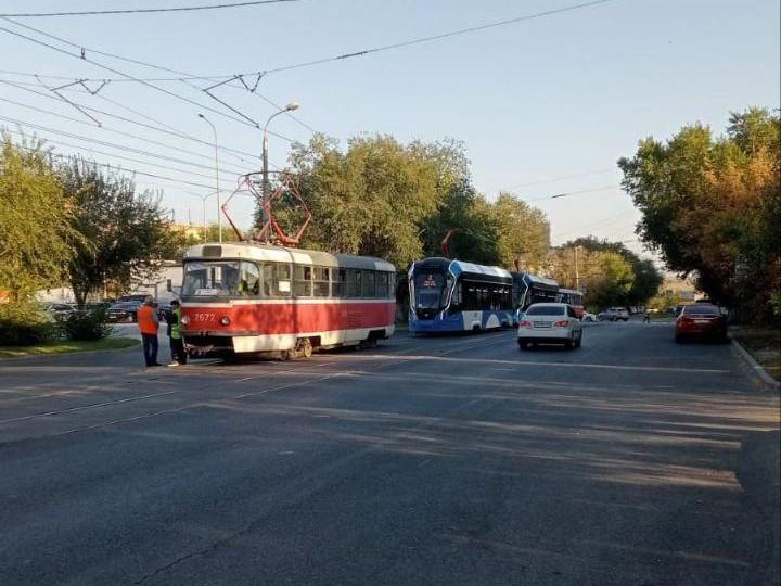 В Волгограде из-за столкновения машин перекрыта улица, движение трамваев заблокировано — видео