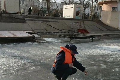 Астраханцев предостерегают от выхода на лед
