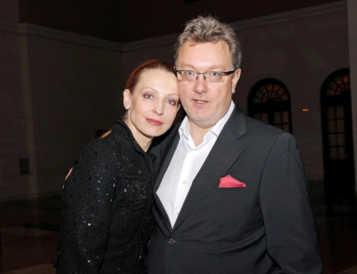 Паулюс уверял, что когда у дочки началась аллергия, он снял дом на Кипре и оставался там с ребенком, пока Илзе работала. Затем балерина прилетела, провела с семьей три дня, а потом внезапно вывезла все вещи из московского дома и объявила о разводе прессе