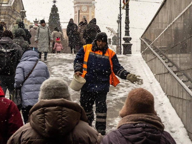 В Смольном подчёркивают, что соль необходима для безопасности граждан. | Источник: Михаил Огнев / FONTANKA.RU