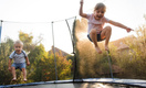 Родители об этом даже не задумываются: чем опасны для детей прыжки на батуте