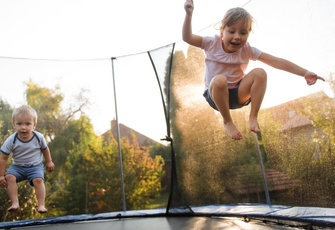 Родители об этом даже не задумываются: чем опасны для детей прыжки на батуте