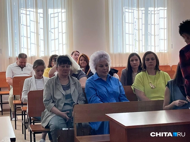 Мама Марины Поповой — в центре (в синем платье) | Источник: Александр Хамраев
