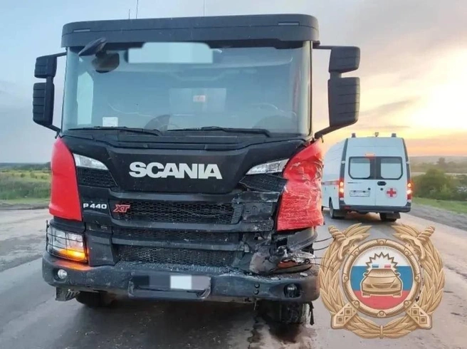 У фуры Scania заметны повреждения | Источник: ГИБДД по Саратовской области