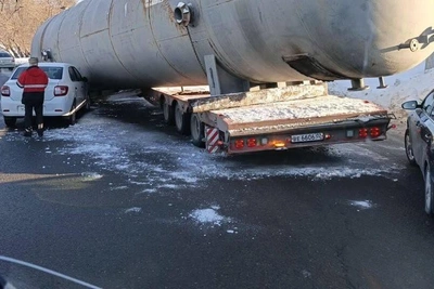 «Адское везение»: бочка с тягача раздавила машину в Уфе