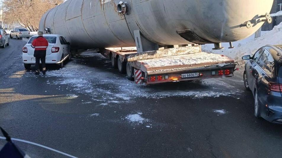 «Адское везение»: на Затонском кольце Уфы тягач с номером 6606 уронил бочку, одну машину раздавило