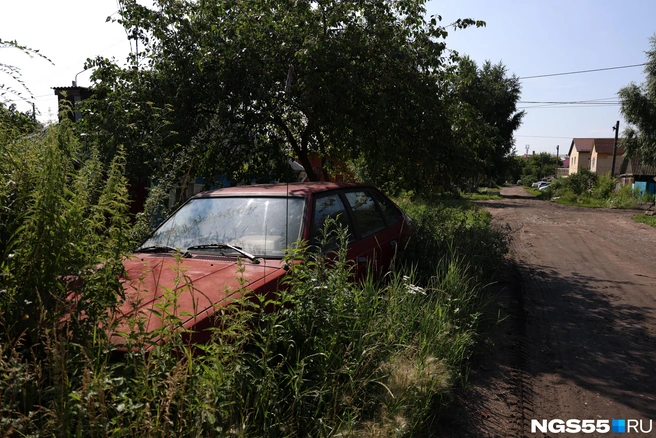 По улице стоят заброшенные автомобили  | Источник: Евгений Софийчук / NGS55.RU 