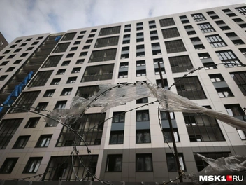 ЖК огорожен забором с колючей проволокой | Источник: Михаил Мечев / MSK1.RU