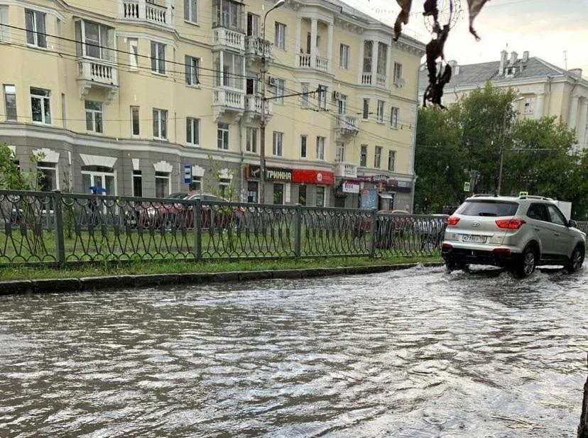 Ливень в екатеринбурге сегодня. Екатеринбург затопило. Наводнение в Екатеринбурге. Екатеринбург после дождя. Екатеринбург ливень.