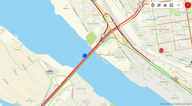 Полоса на Димитровском мосту окрашена в бордовый цвет | Источник: 2ГИС