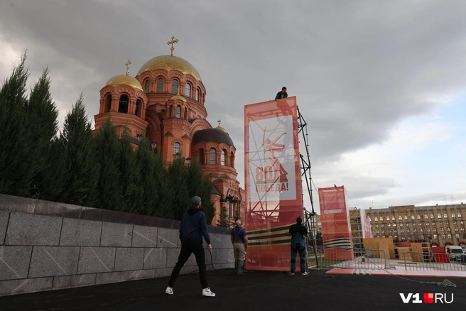 Сцена еще только собирается | Источник: Алексей Волхонский / V1.RU