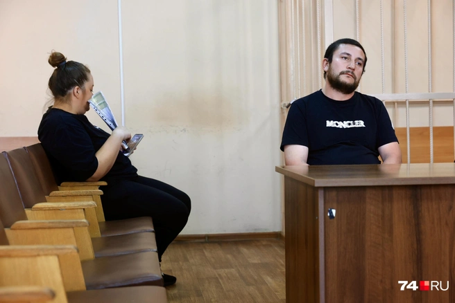 На оглашение приговора пришла жена Акмала Саидмахмада Искандариёна | Источник: Михаил Шилкин