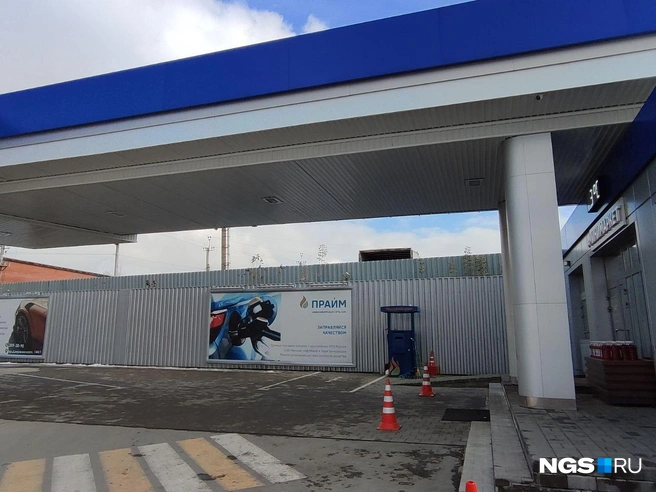 Сотрудники говорят, что вчера бензин АИ-92 начал дорожать, а уже утром его не оказалось совсем | Источник: Мария Тищенко / NGS.RU