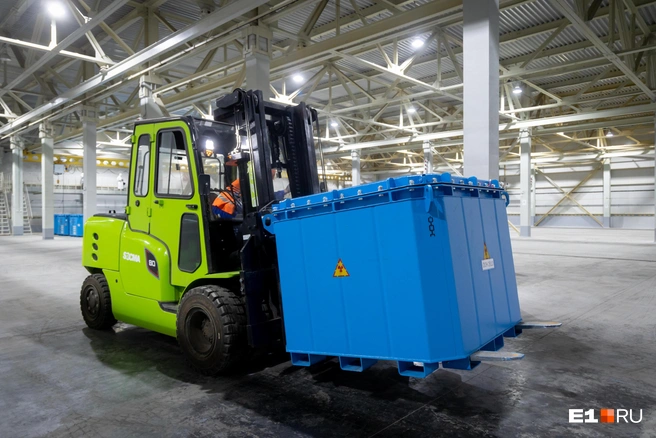 Стенки контейнеров из железобетона, крышку тоже бетонируют, а швы надежно запаивают в специальном цеху, который находится здесь же | Источник: Владислав Лоншаков / E1.RU