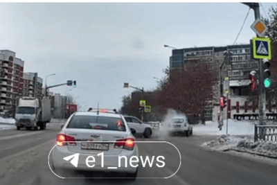 Gotvalda street accident: car veers onto sidewalk near man with dog